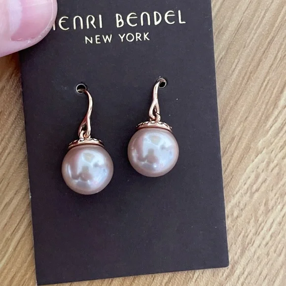 Henri Bendel classic pearl earrings - Picture 2 of 6